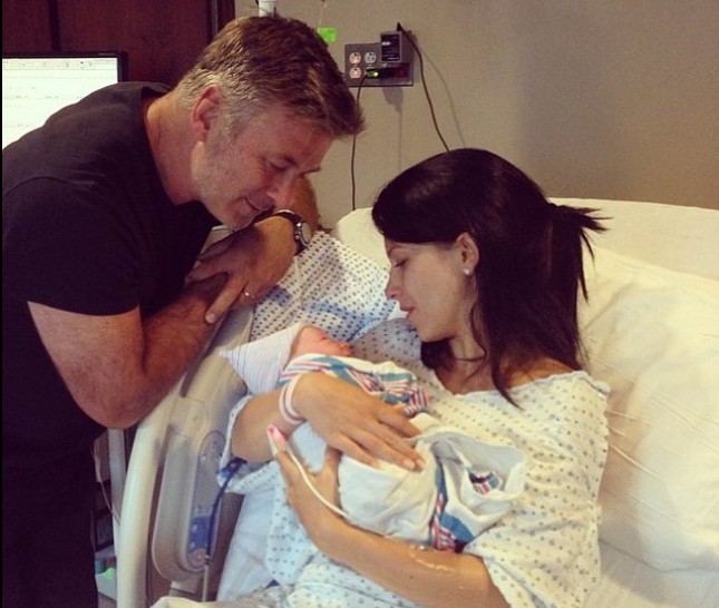 O ator Alec Baldwin e a esposa, a professora de ioga Hilaria Baldwin, após o parto de um dos seis filhos dos dois (Foto: Instagram)