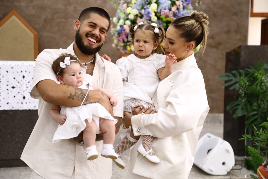 Zé Felipe e Virgínia Fonseca batizam as filhas Maria Alice e Maria Flor, em Goiânia