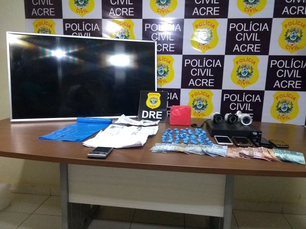 Trio usava até câmeras de segurança para evitar presença do polícia  (Foto: Karolini Oliveira/G1)