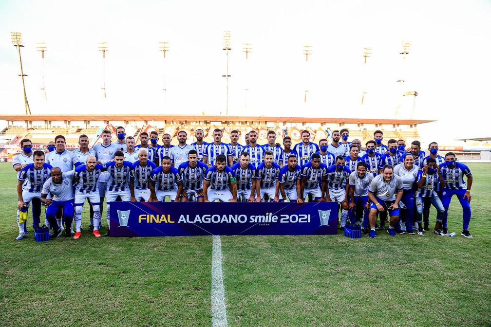 Jogadores do CSA posam para a foto antes da final contra o CRB: Azulão venceu nos pênaltis por 4 a 3 — Foto: Ailton Cruz/Gazeta de Alagoas