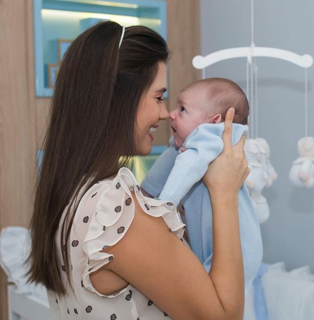Jéssica Melo e o pequeno João Lucca, meses após sua chegada ao mundo. — Foto: Jéssica Melo/Arquivo pessoal