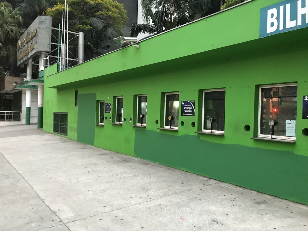 Muros do Palmeiras pintados ap�s picha��o � Foto: Felipe Zito