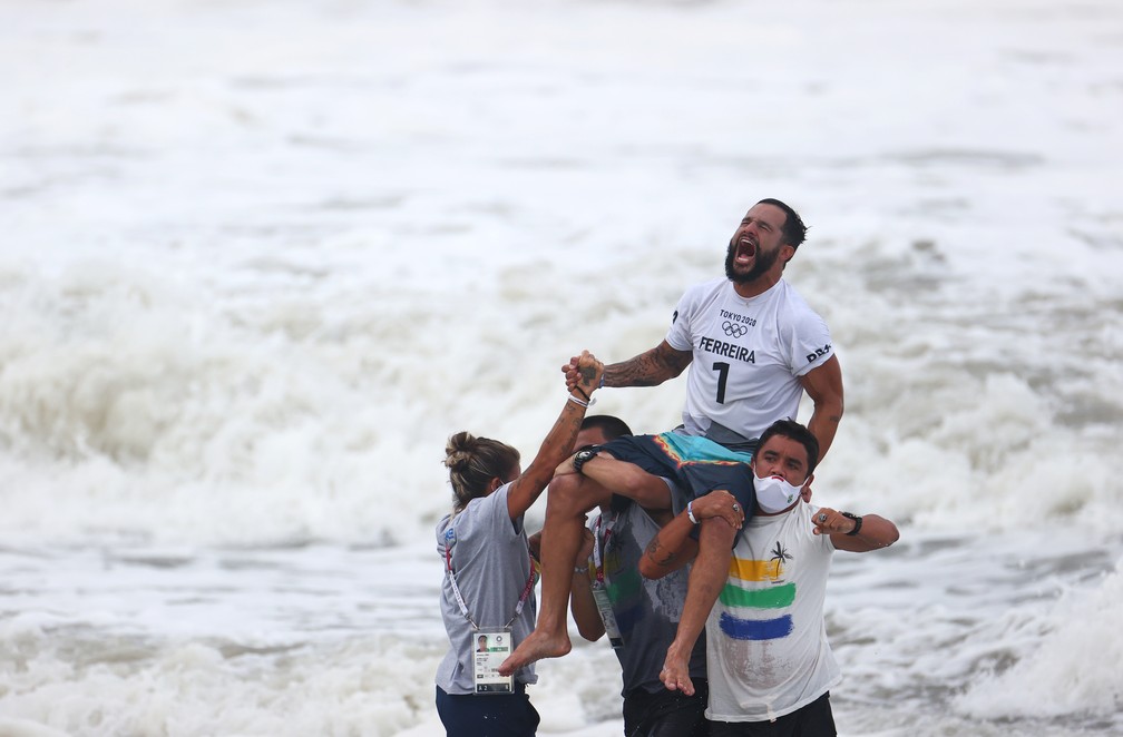&Iacute;talo Ferreira comemora ap&oacute;s ganhar medalha de ouro no surfe nesta ter&ccedil;a (27) nas Olimp&iacute;adas de T&oacute;quio &mdash; Foto: Lisi Niesner/Reuters
