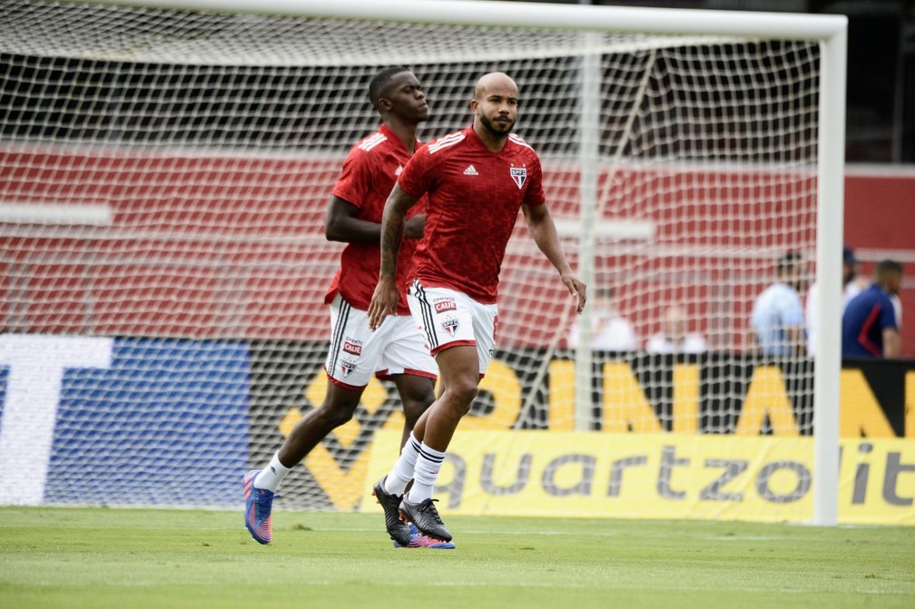 Patrick e Andrés Colorado ainda buscam espaço no time titular do São Paulo — Foto: Marcos Ribolli