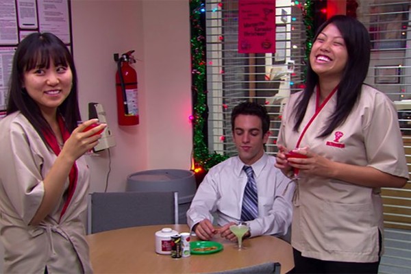 Cena do episódio A Benihana Christmas da série The Office (Foto: reprodução)