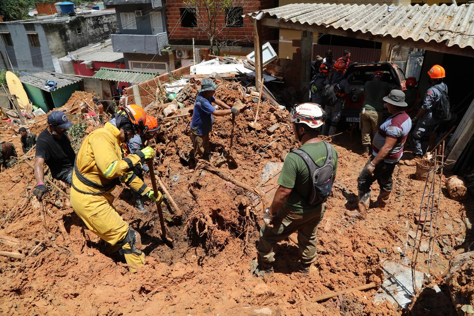 Agentes da PM, Bombeiro, Defesa Civil e Exército atuam em resgates em São Sebastião