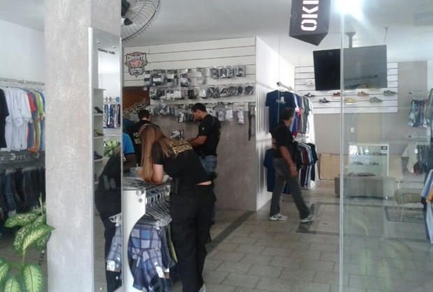Policiais cumprem mandado de busca e apreensão em loja (Foto: Vitor Pizeta / TV TEM)