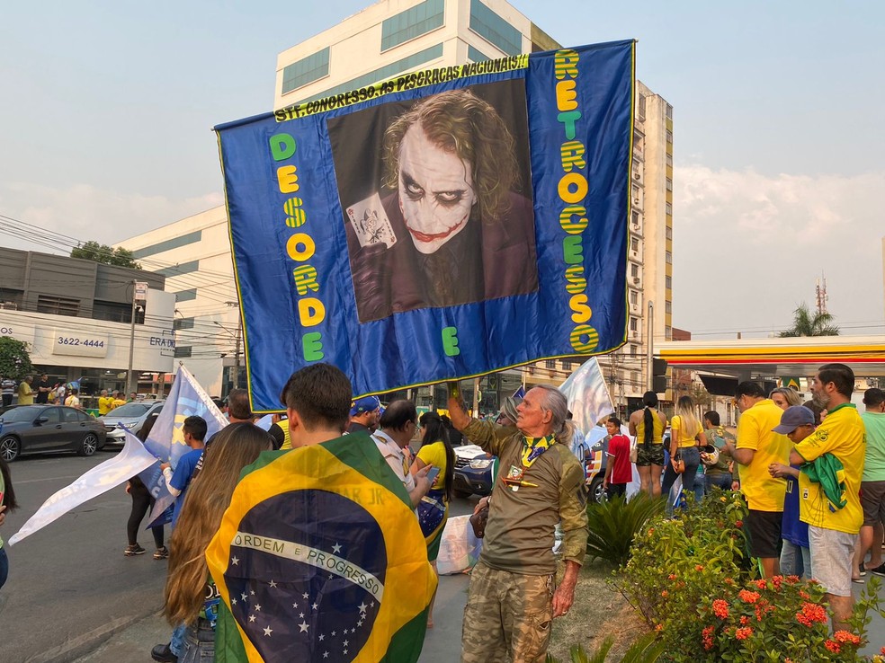 Manifestante de Cuiaba carregava faixa de ataque ao STF em Cuiabá.  — Foto: Carla Salentim/TV Centro América