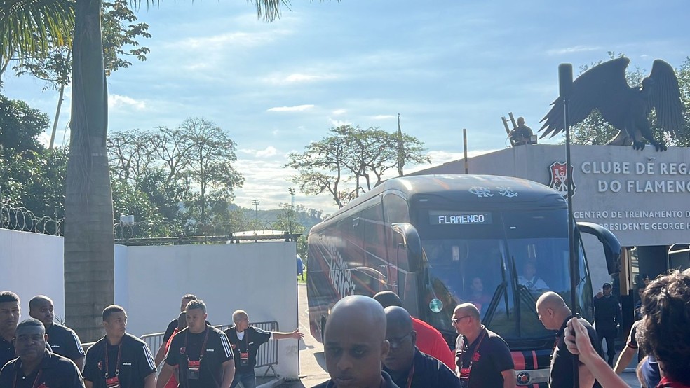 Flamengo deixa o Ninho para embarcar para a final da Libertadores — Foto: Letícia Marques