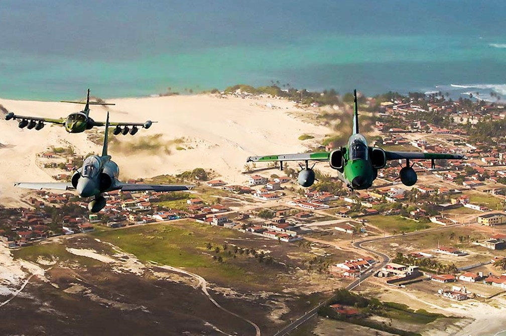 Cinegrafistas e fotÃ³grafos profissionais embarcaram no aviÃ£o cargueiro C-105 Amazonas, da ForÃ§a AÃ©rea Brasileira, e fizeram imagens de caÃ§as em exercÃ­cios de guerra sobre a capital potiguar â€” Foto: CanindÃ© Soares