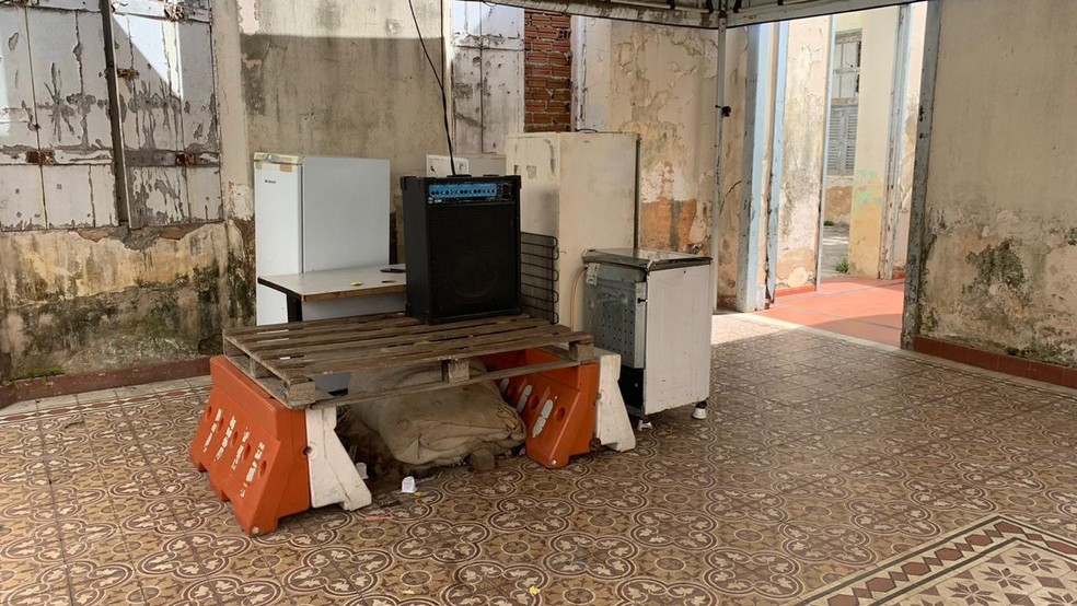 Famílias que ocupam prédio histórico da UFRN preparavam mudança, que foi adiada — Foto: Anna Alyne Cunha/Inter TV Cabugi