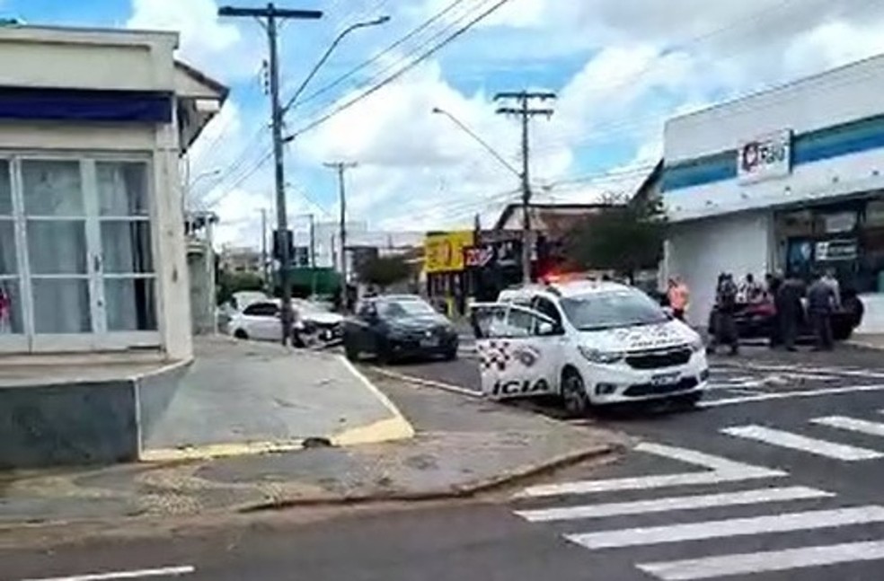 PM foi acionada para atender a ocorrência e encontrou o carro importado em cima da calçada — Foto: Arquivo pessoal