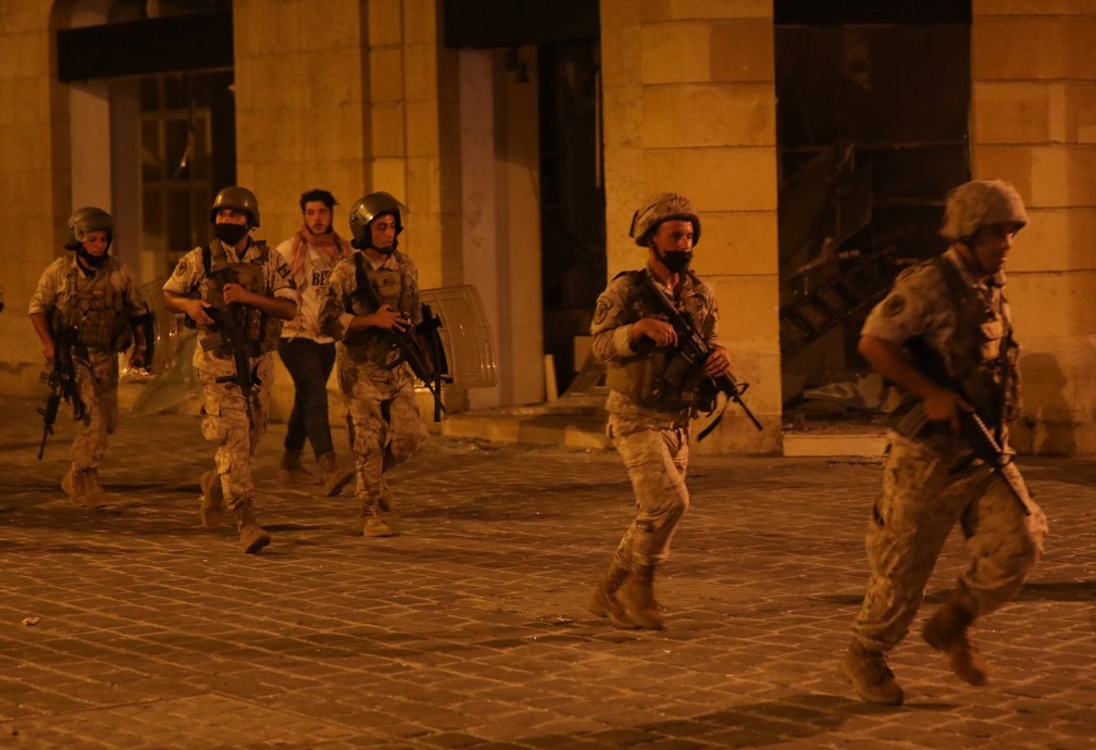 Soldados do Exército libanês dispersam protesto perto do parlamento em Beirute — Foto: Mohamed Azakir/Reuters
