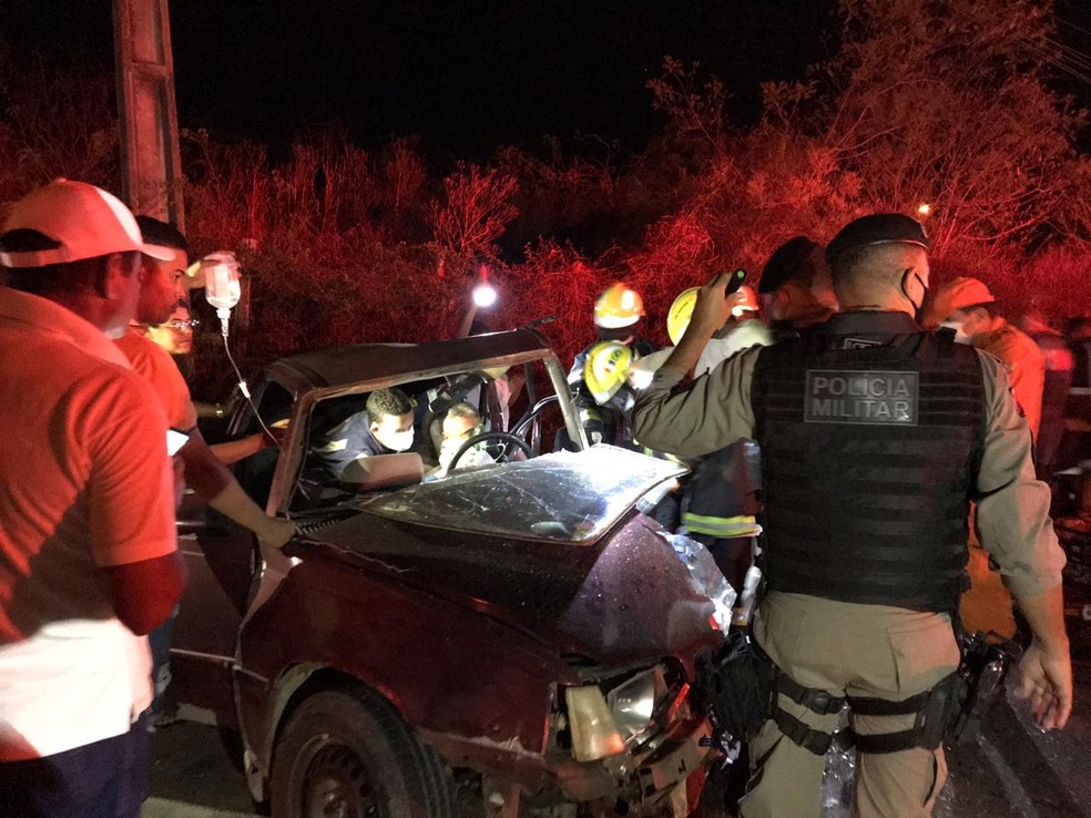 Motorista ficou preso às ferragens e foi resgatado pelo Corpo de Bombeiros em São José da Tapera, Alagoas — Foto: Bombeiros