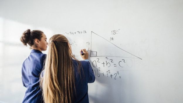 'Não se preocupe, você não precisa ir bem em matemática' - um dos estereótipos de gênero que desestimulam meninas (Foto: Getty Images via BBC News)