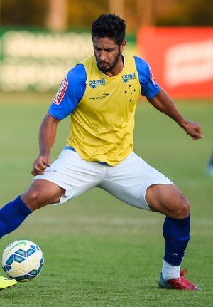 Operado do joelho, Léo acredita que volta aos treinos nos próximos dias