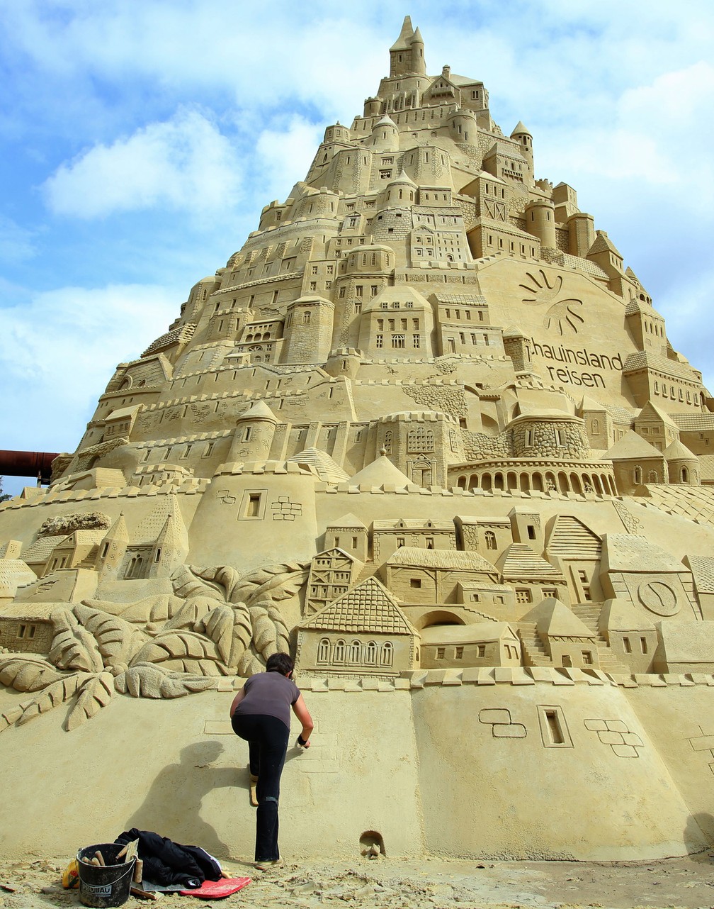 Alemanha finaliza castelo gigante de areia para tentar recorde mundial (Foto: Ina Fassbender/dpa via AP)