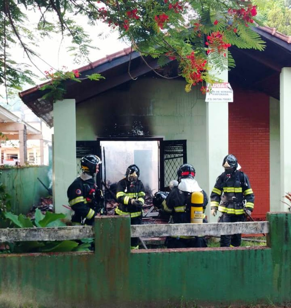 Casa é atingida por incêndio em Bertioga, SP — Foto: Reprodução/Aconteceu em Bertioga