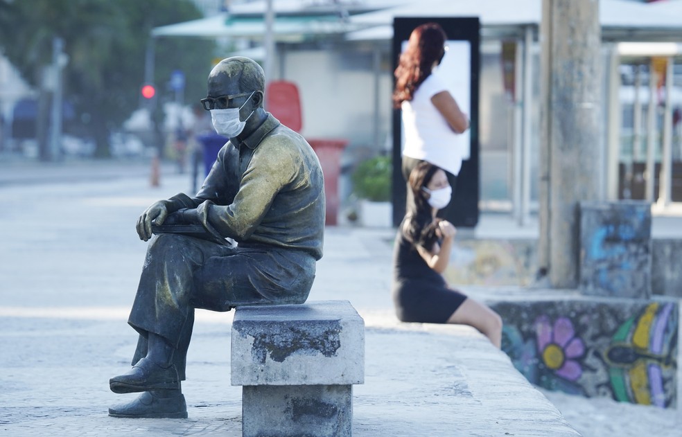 Estátua de Carlos Drummond de Andrade recebe máscara em Copacabana, Zona Sul do Rio — Foto: Marcos Serra Lima/G1