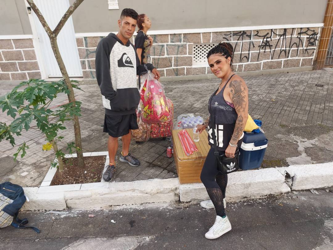 Casal Felipe Oliveira e Fabiana Silva vieram de São Bernardo do Campo, no ABC paulista, para vender água, refrigerante e salgadinhos na esquina das ruas Tiradentes e D. Pedro I.