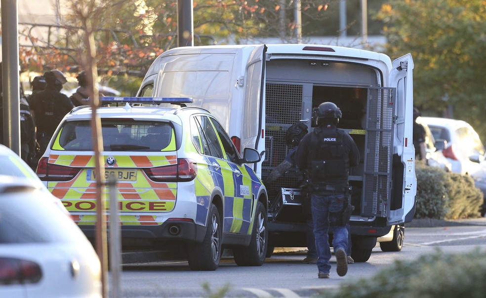 Polícia britânica bloqueou área do Bermuda Park, em Nuneaton, no centro da Inglaterra (Foto: Aaron Chown/PA via AP)