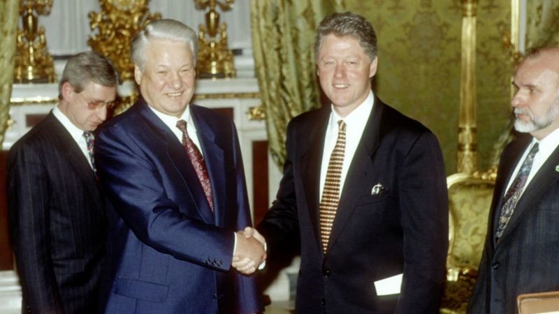 O então presidente dos EUA, Bill Clinton, em sua primeira visita oficial à Rússia, durante encontro com o presidente russo Boris Yeltsin (Foto: Getty Images via BBC News)