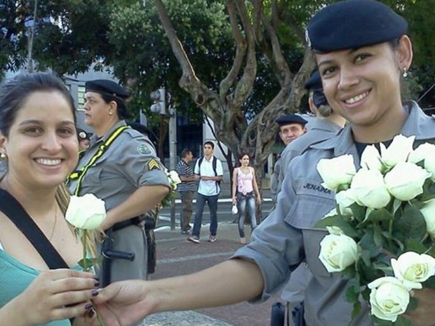 Jovem recebe rosas brancas de policial, em Goiânia, Goiás (Foto: Marinna Barros/ Arquivo Pessoal)