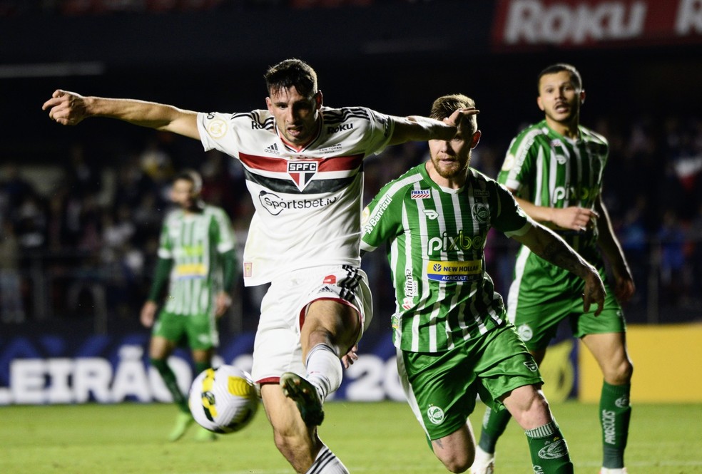 Calleri entrou no segundo tempo e desperdiçou uma chance evidente de gol — Foto: Marcos Ribolli