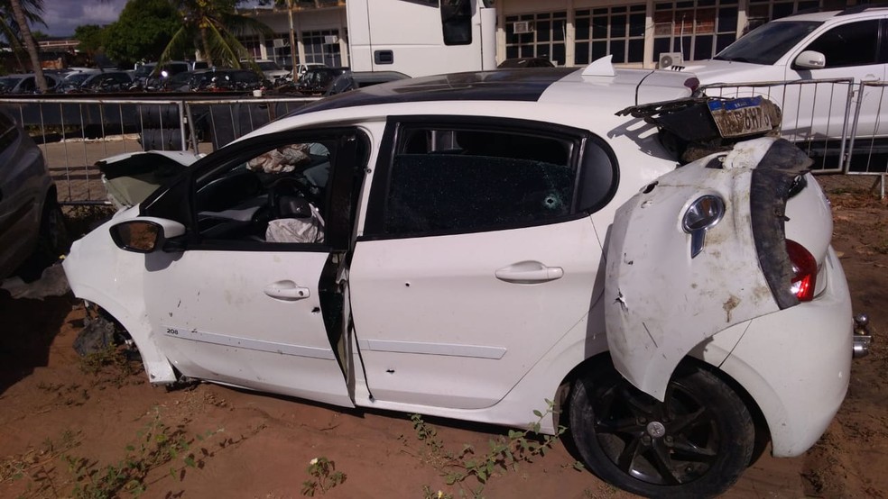 Veículo ficou destruído após criminosos baterem carro em muro enquanto eram perseguidos pela Polícia, em Felipe Camarão, Zona Oeste de Natal — Foto: Geraldo Jerônimo/Inter TV Cabugi