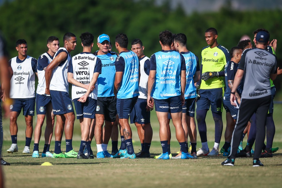 Renato conversa com os jogadores do Grêmio durante treino — Foto: Lucas Uebel/Grêmio