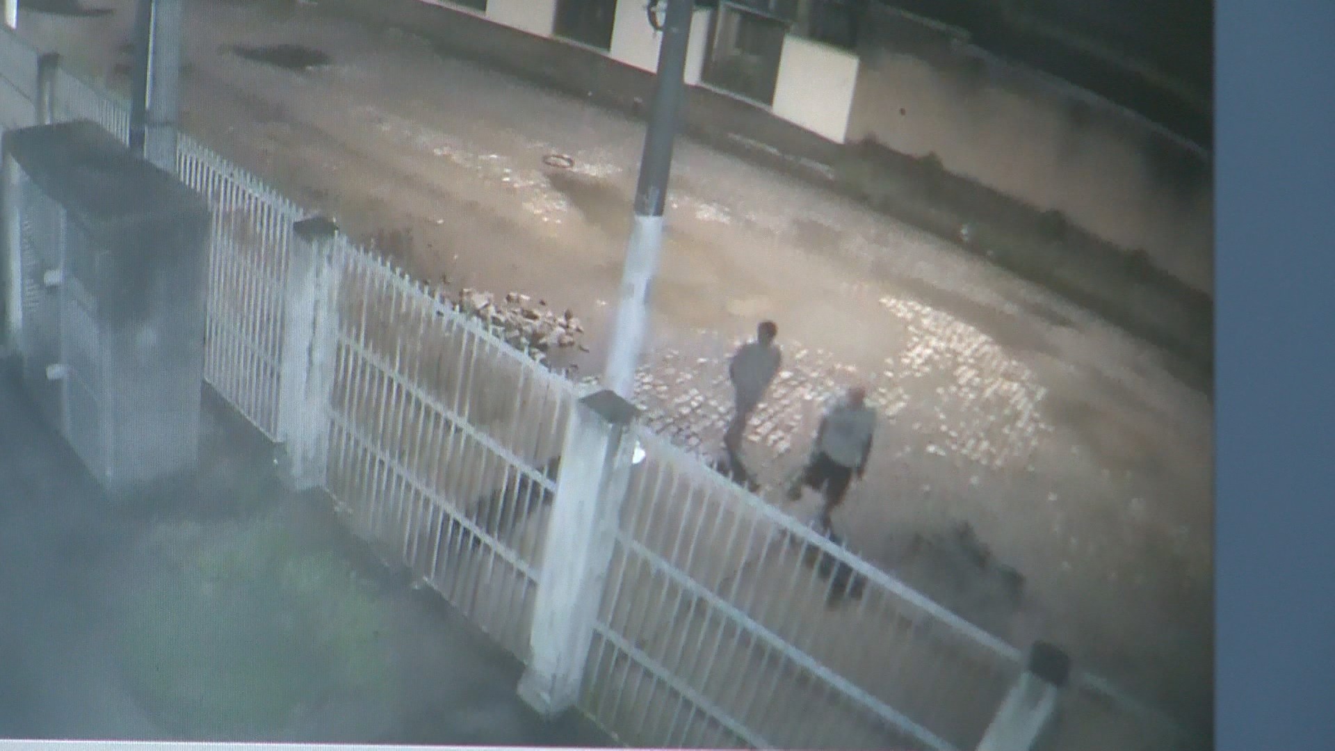 Vídeo mostra homem sem uma perna invadindo fábrica para furtar fios de cobre no ES