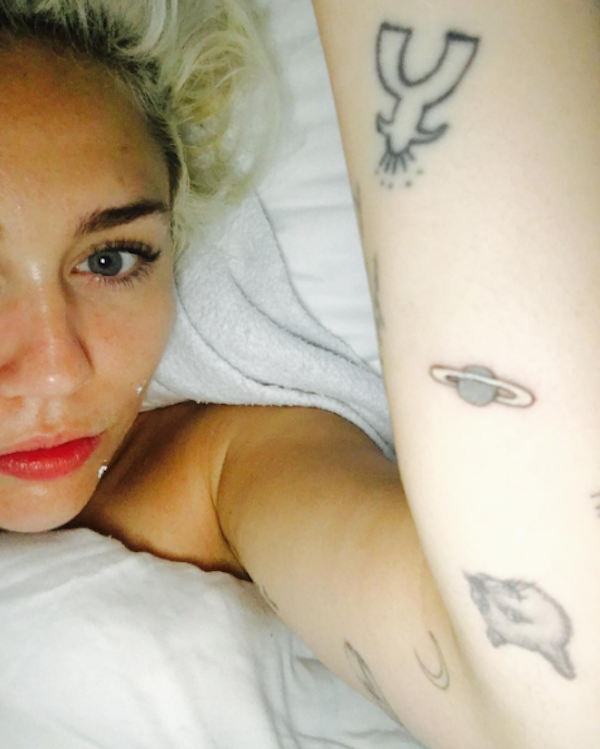 Miley Cyrus mostra sua nova tatuagem (Foto: Instagram)