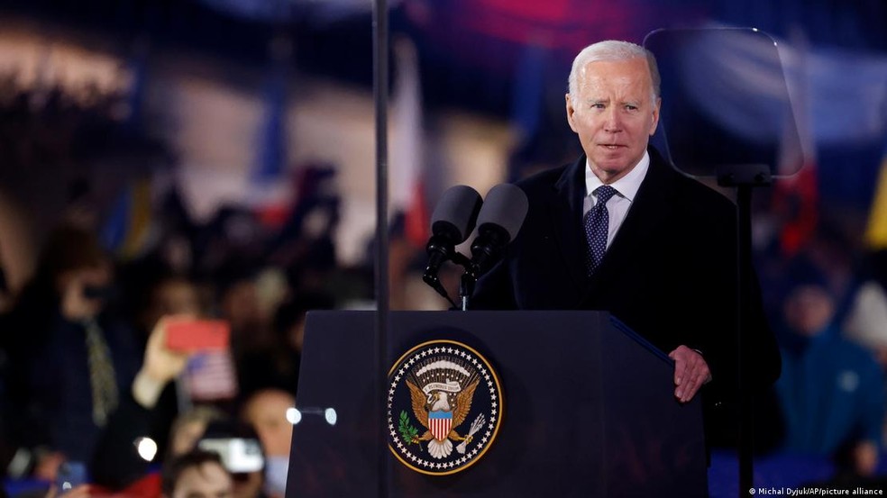 O presidente dos EUA, Joe Biden, falando em Varsóvia em 21 de fevereiro — Foto: Michal Dyjuk/AP