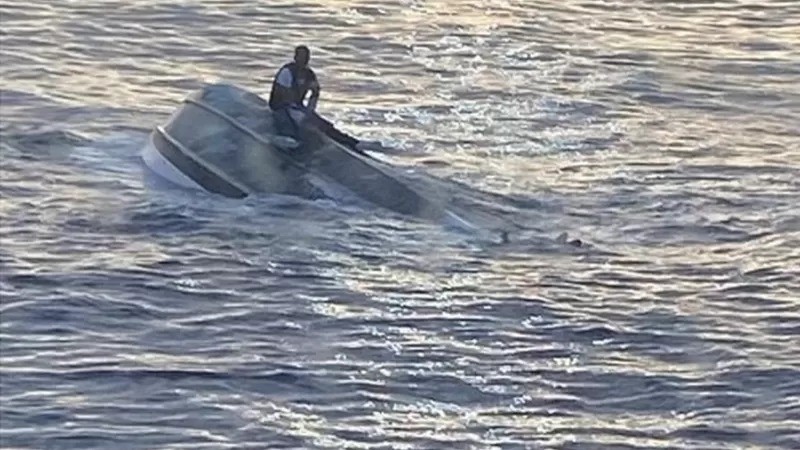 Juan Esteban Montoya, único sobrevivente de naufrágio, foi encontrado após passar horas à deriva (Foto: US COAST GUARD/REUTERS via BBC)