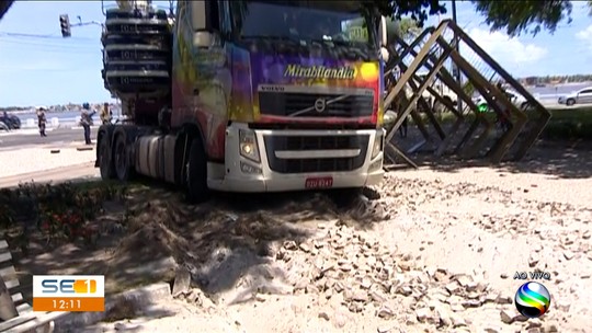 Veículo sobe em praça do Centro de Aracaju e danifica pavimento
