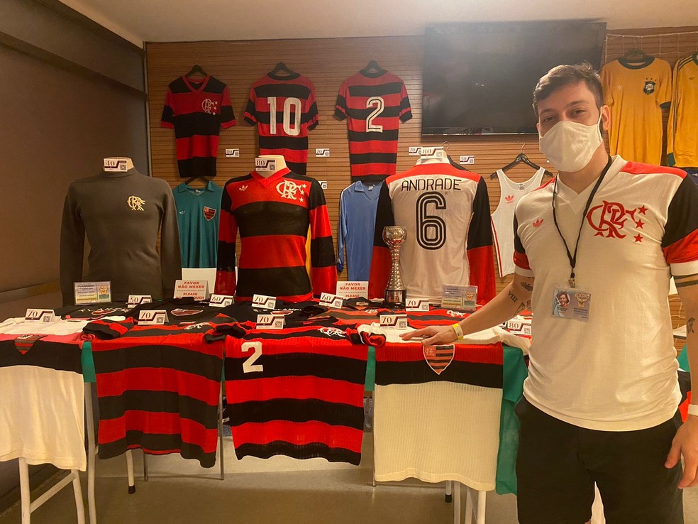 Eduardo Garcia começou a colecionar camisas do Flamengo aos 23 anos — Foto: Leticia Quadros