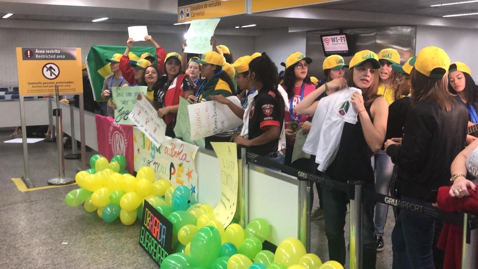 SeleÃ§Ã£o brasileira feminina de futebol desembarque â€” Foto: Alessandro Jodar