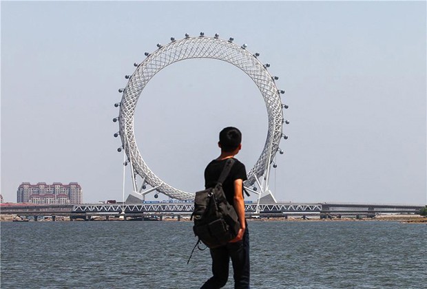 China inaugura a maior roda gigante do mundo sem aros centrais (Foto: © xinhua)