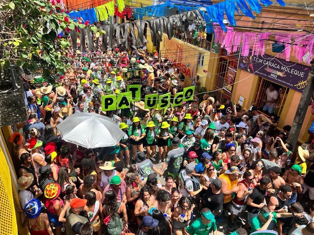 Terra do frevo, Olinda abre espaço para o samba no domingo de carnaval 