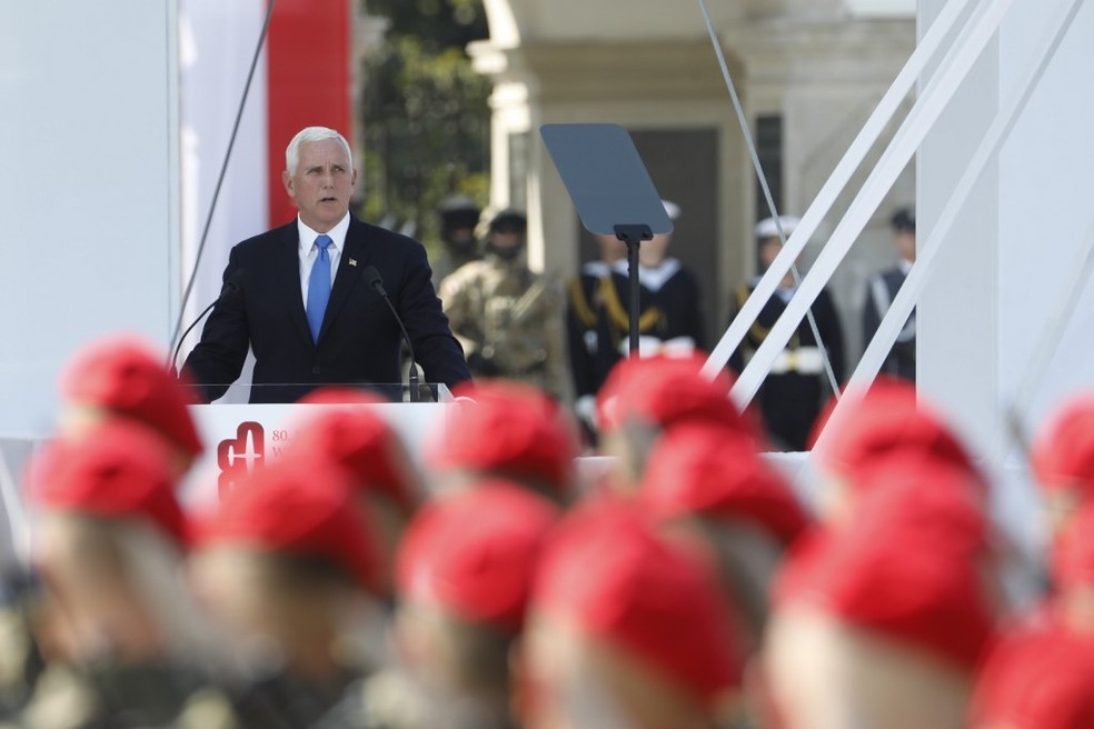Mike Pence discursa em evento em Varsóvia neste domingo (1). — Foto: Wojtek Radwanski/AFP