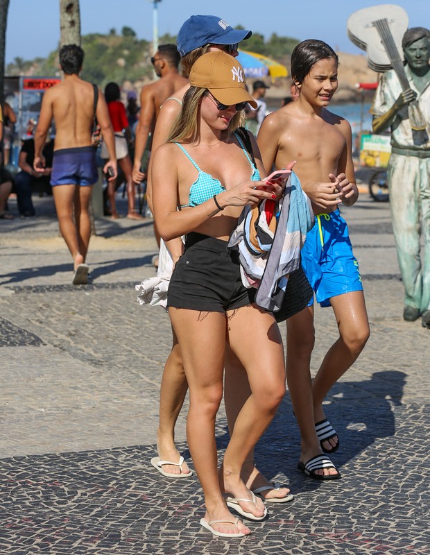 Carla Bruno na Praia do Arpoador, no Rio (Foto: Victor Chapetta/AgNews)
