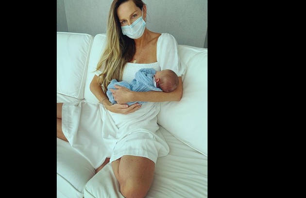 Mariana Weickert contraiu Covid-19 às vésperas do parto de Felipe, em junho. Ela precisou se manter distante do bebê, sempre usando máscara: 'Extremamente criteriosos e cuidadosos' (Foto: Reprodução)