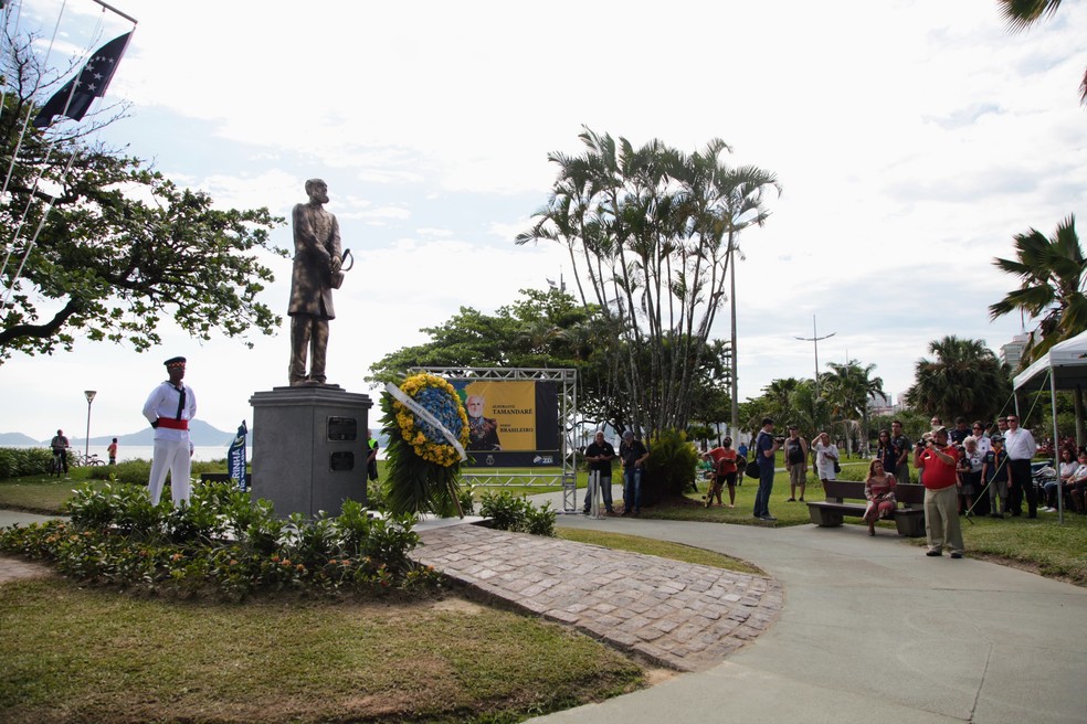 monumento em homenagem a Joaquim Marques Lisboa, o almirante Tamandaré, patrono da Marinha do Brasil foi inaugurado na orla da praia do Embaré — Foto: Isabela Carrari 