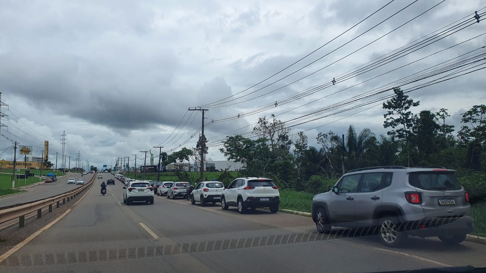 Filas quilométricas se formam em postos de Rio Branco  — Foto: Iryá Rodrigues/g1