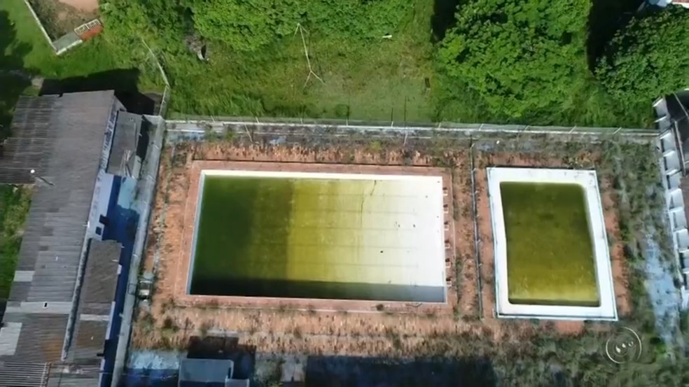 Piscinas de clube abandonado está cheio de água parada (Foto: Reprodução/TV TEM)
