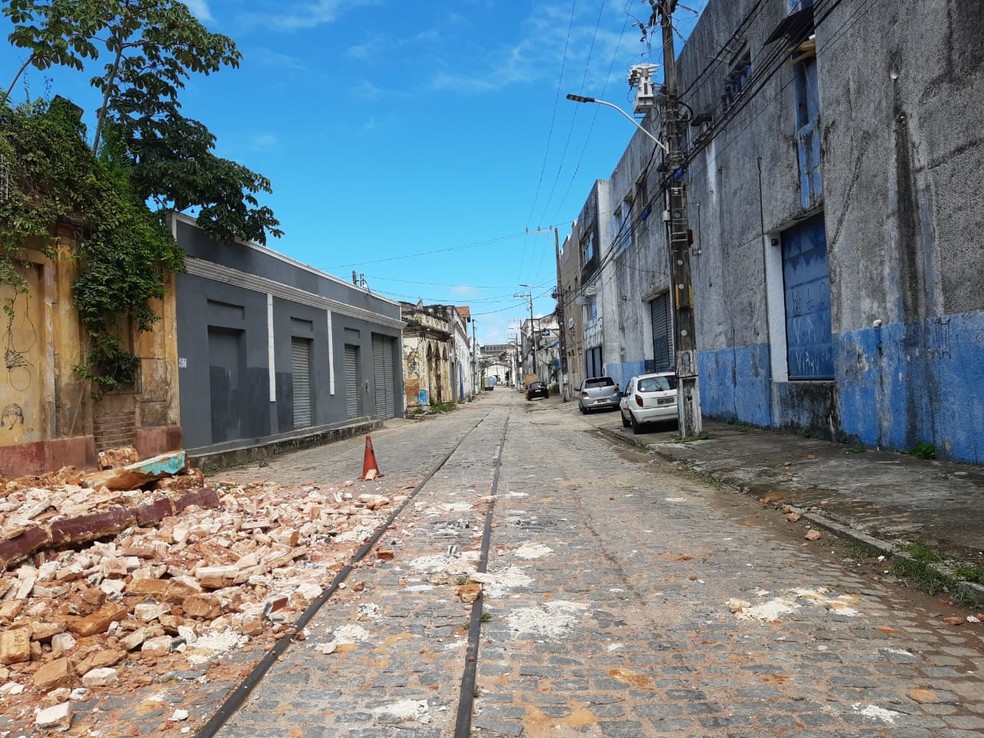 Um cone foi colocado na região para alertar sobre o risco de novos desabamentos — Foto: Lucas Cortez/Inter TV Cabugi