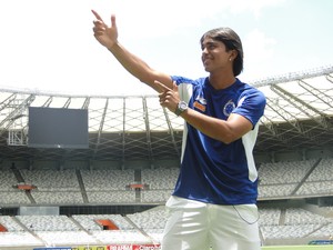 Artilheiro bom de flecha: Moreno topa desafio e revela boa pontaria no alvo