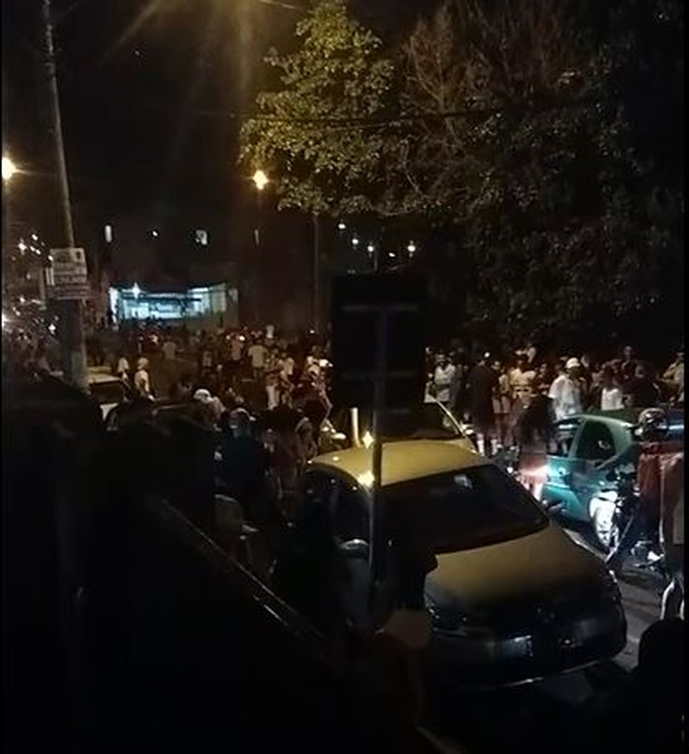 Aglomeração fecha rua em Monte Mor (SP) na noite de domingo (27). — Foto: Raphael de Oliveira