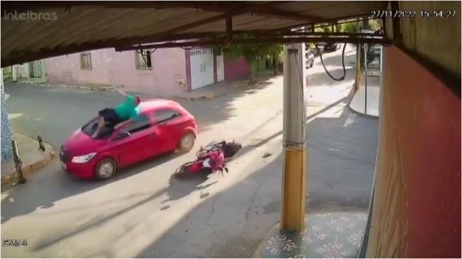 Motociclista bate em carro, gira sobre o veículo e sai andando após acidente no Ceará; vídeo