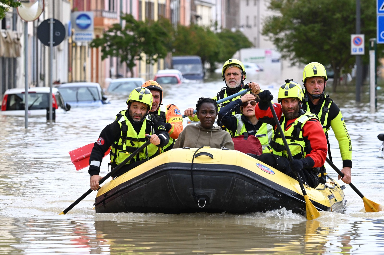 Equipes de resgate transportaram um morador em um bote por uma rua inundada na cidade de Lugo — Foto: Andreas SOLARO / AFP
